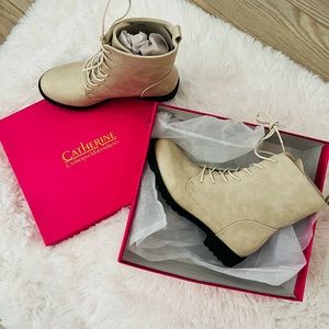 Brand new women’s boots 👢 size 8 they run small Free smoke home 🚭